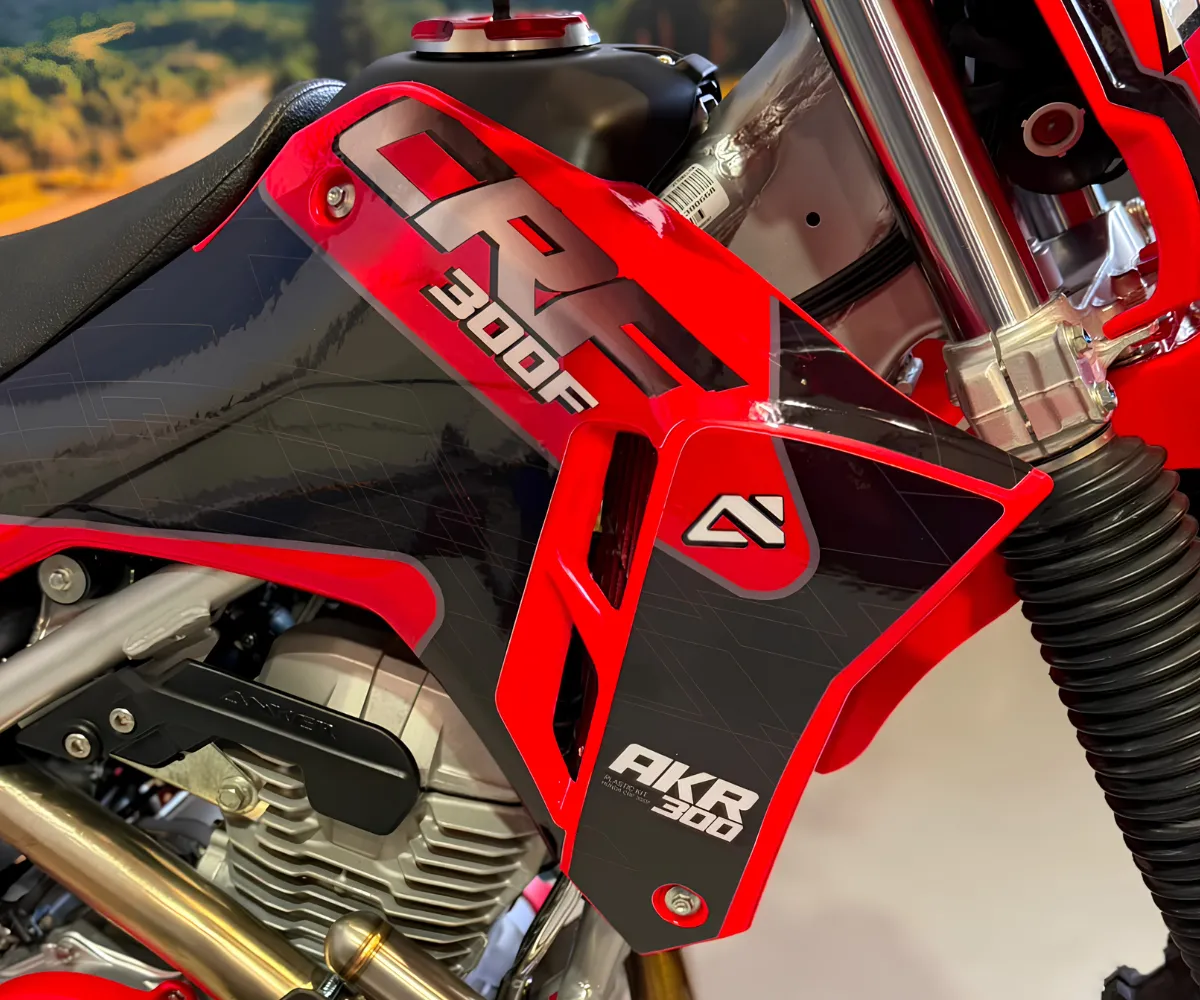 Kit Plástico AKR300 A - Laterais + Para-lama Traseiro - CRF 300F hover